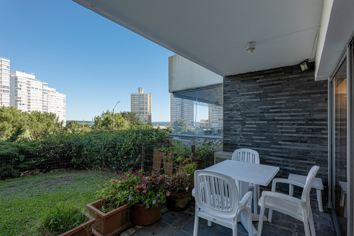 Apartamento en Venta 3 Dormitorios - Patio y Prrillero de uso exclusivo - Punta del Este - Playa Mansa
