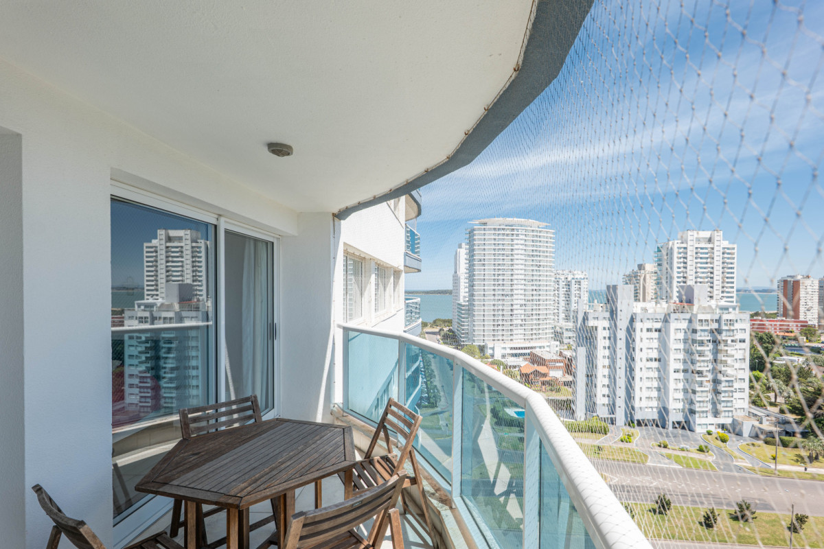 Apartamento en Venta 2 Dormitorios y Medio - Playa Mansa - Punta del Este