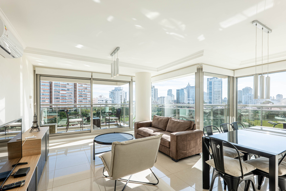 Apartamento en Venta en Playa Brava 2 Dormitorios a 100 mts del Mar, Punta del Este 