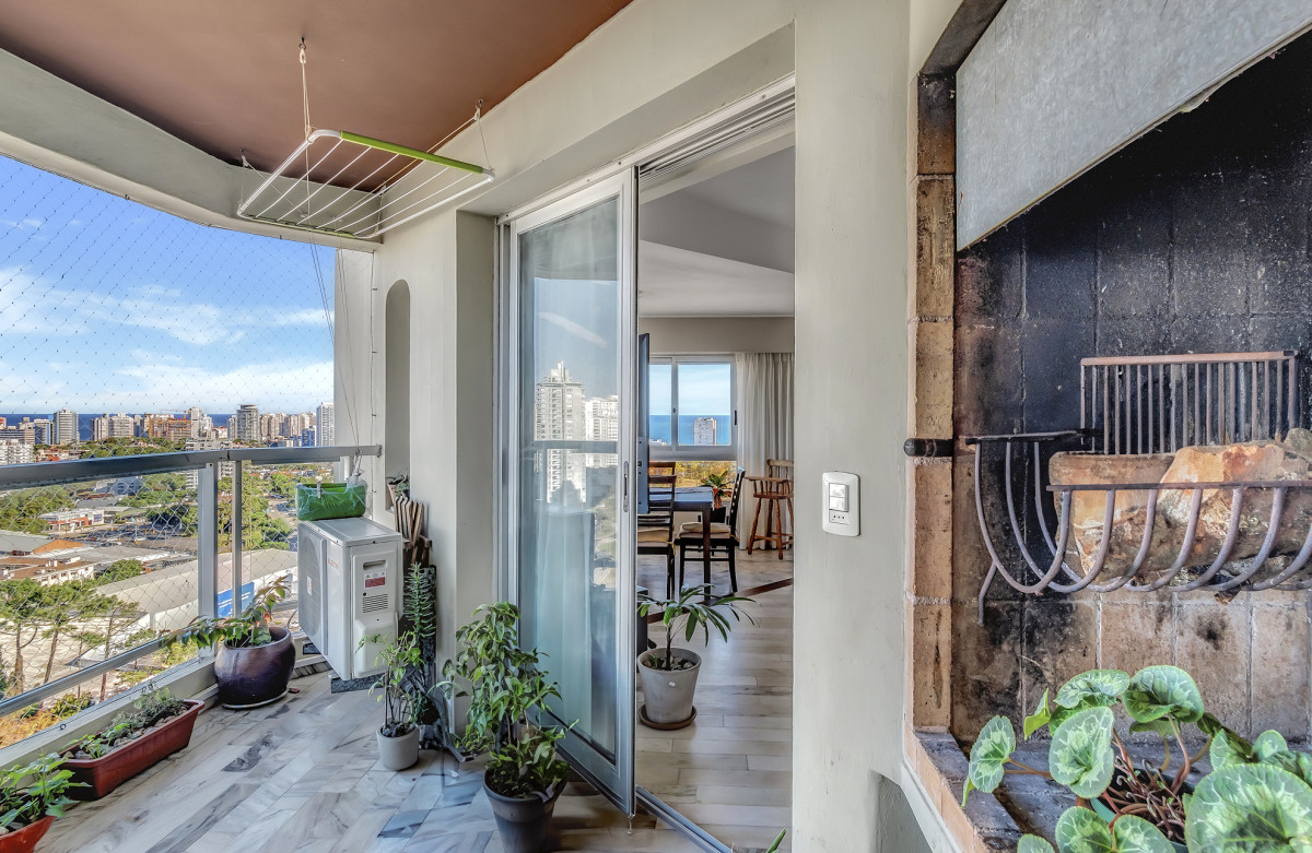 Venta Apartamento 3 Dormitorios con Parrillero propio, Punta del Este, Roosevelt