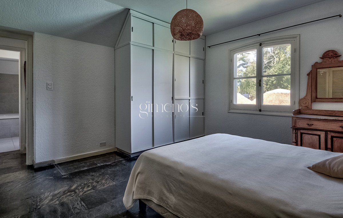 Casa ID.10 - Venta de Casa 4 Dormitorios en Mansa, Av Francia 