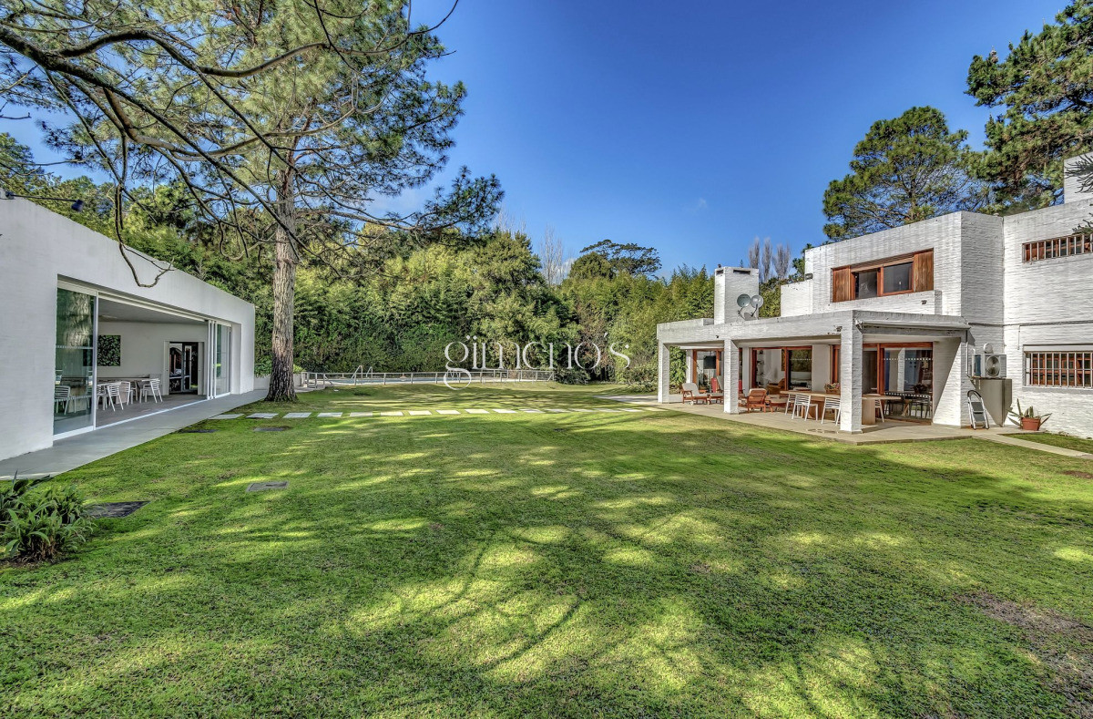 Casa ID.330 - Casa  en Venta 3 Dormitorios en el Barrio Golf Punta del Este - Playa Brava