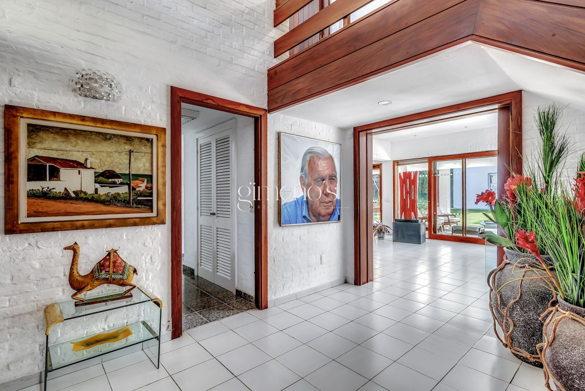 Casa ID.330 - Casa  en Venta 3 Dormitorios en el Barrio Golf Punta del Este - Playa Brava