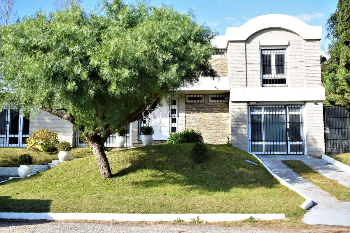 Casa ID.11 - Casa en Venta de 4 Dormitorios en Barrio Golf, a 100 mts de Hospital Británico 