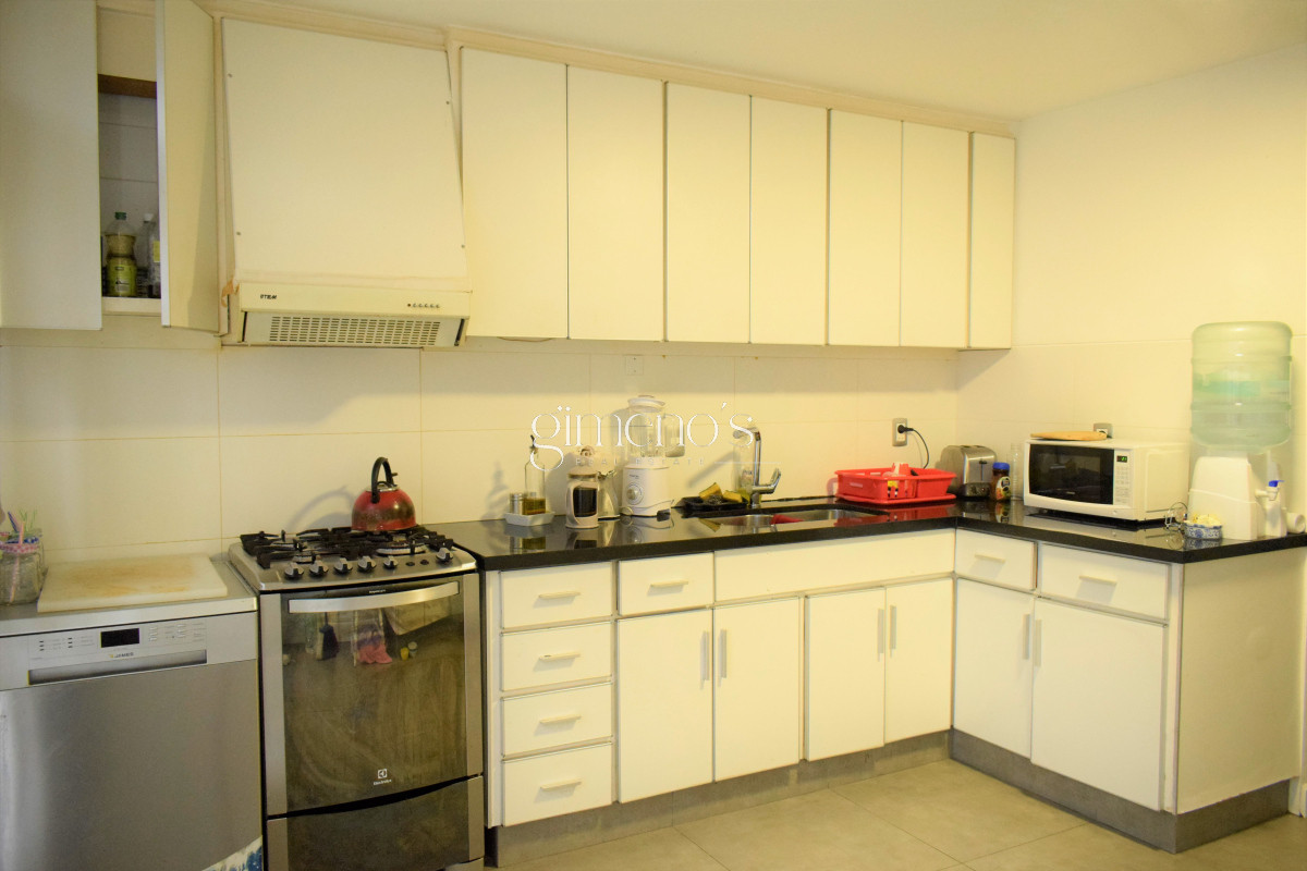 Casa ID.11 - Casa en Venta de 4 Dormitorios en Barrio Golf, a 100 mts de Hospital Británico 