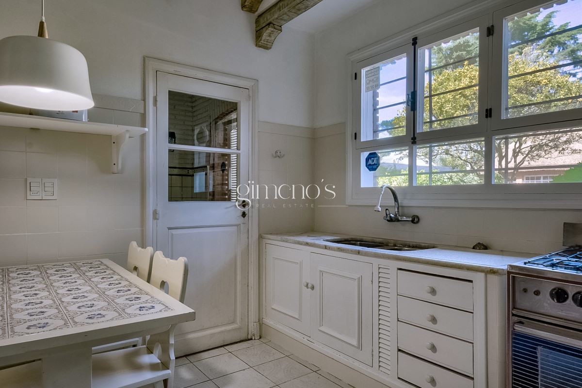 Casa ID.10 - Venta de Casa 4 Dormitorios en Mansa, Av Francia 