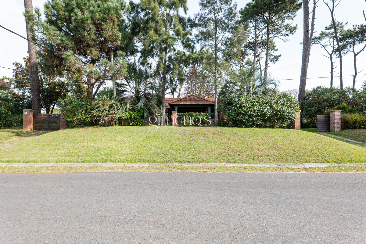 Casa ID.182 - Casa en Venta 3 Dormitorios - Punta del Este- Cantegril