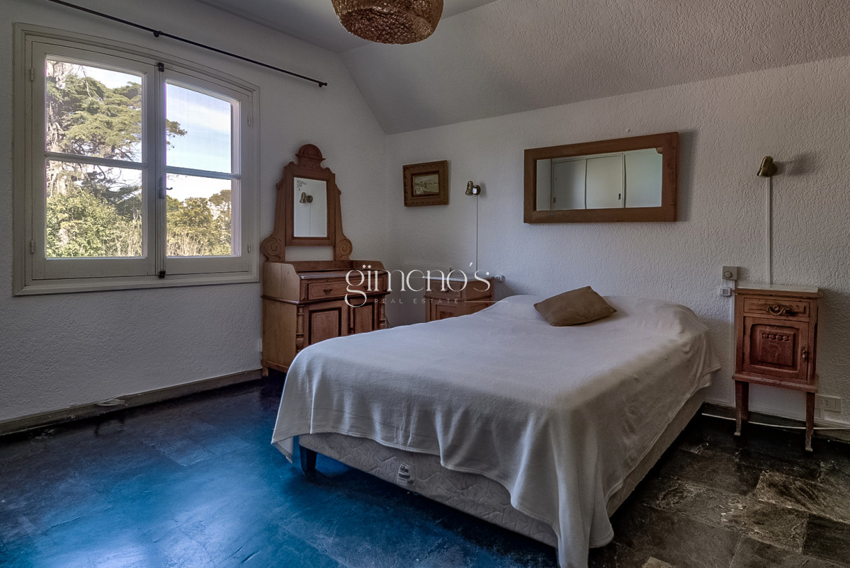 Casa ID.10 - Venta de Casa 4 Dormitorios en Mansa, Av Francia 