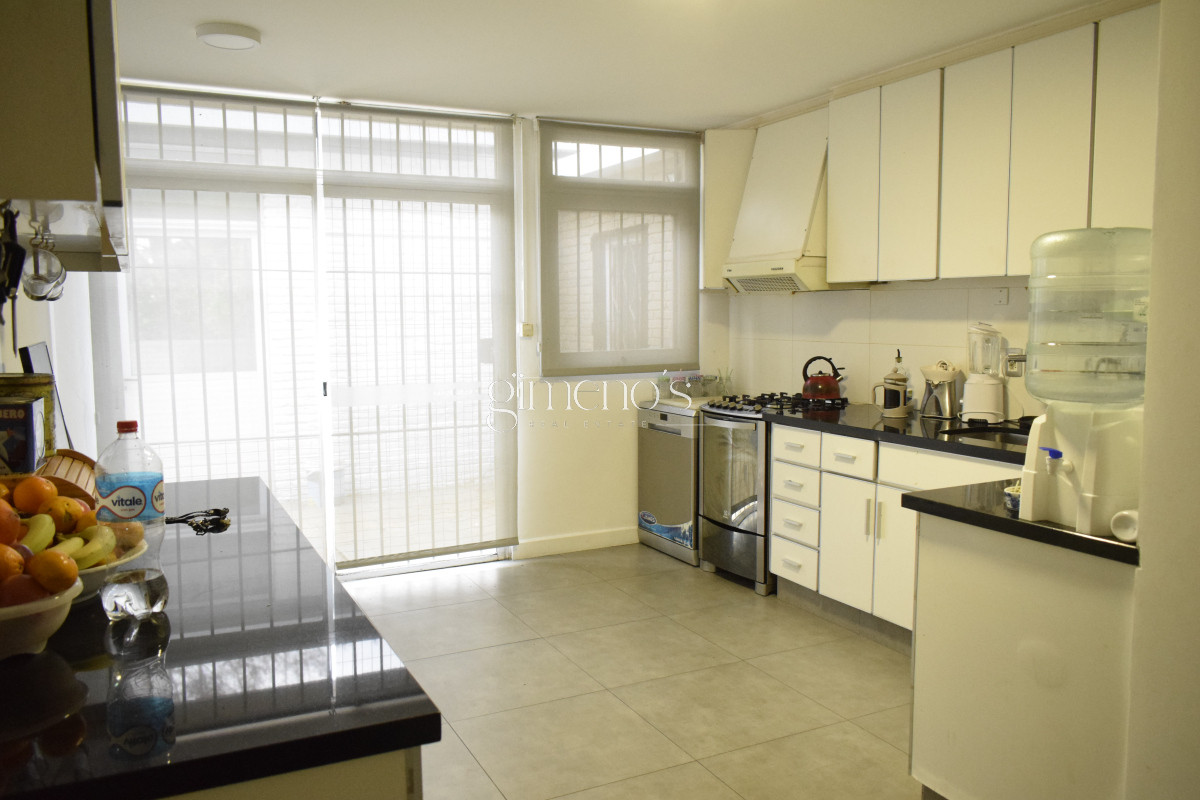 Casa ID.11 - Casa en Venta de 4 Dormitorios en Barrio Golf, a 100 mts de Hospital Británico 