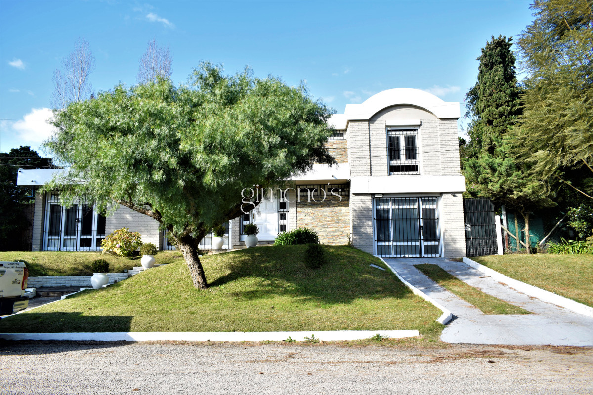 Casa ID.11 - Casa en Venta de 4 Dormitorios en Barrio Golf, a 100 mts de Hospital Británico 