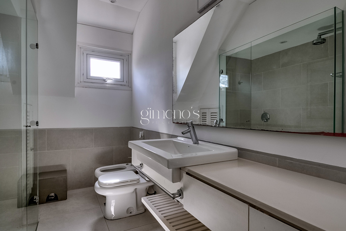 Casa ID.10 - Venta de Casa 4 Dormitorios en Mansa, Av Francia 