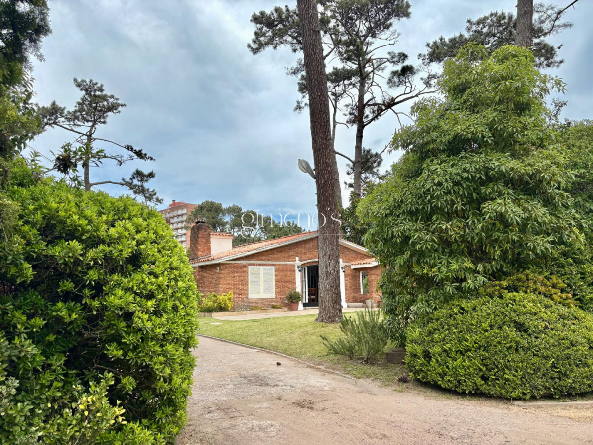 Casa ID.496 - Casa en Venta, 5 Dormitorios- Punta del Este - Playa Mansa