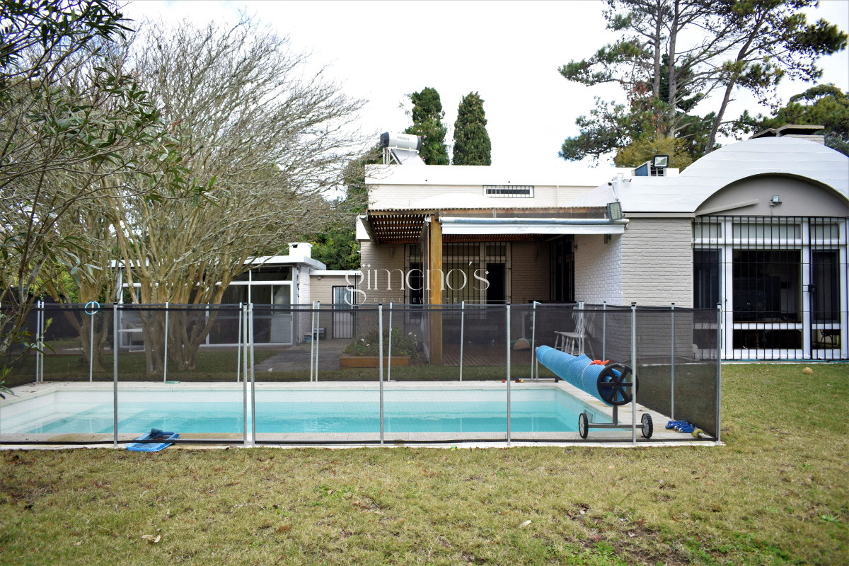 Casa ID.11 - Casa en Venta de 4 Dormitorios en Barrio Golf, a 100 mts de Hospital Británico 