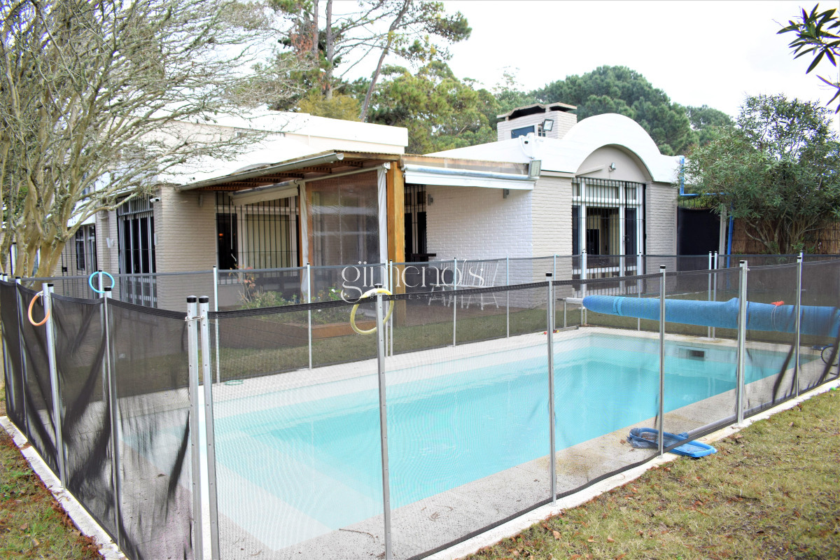 Casa ID.11 - Casa en Venta de 4 Dormitorios en Barrio Golf, a 100 mts de Hospital Británico 