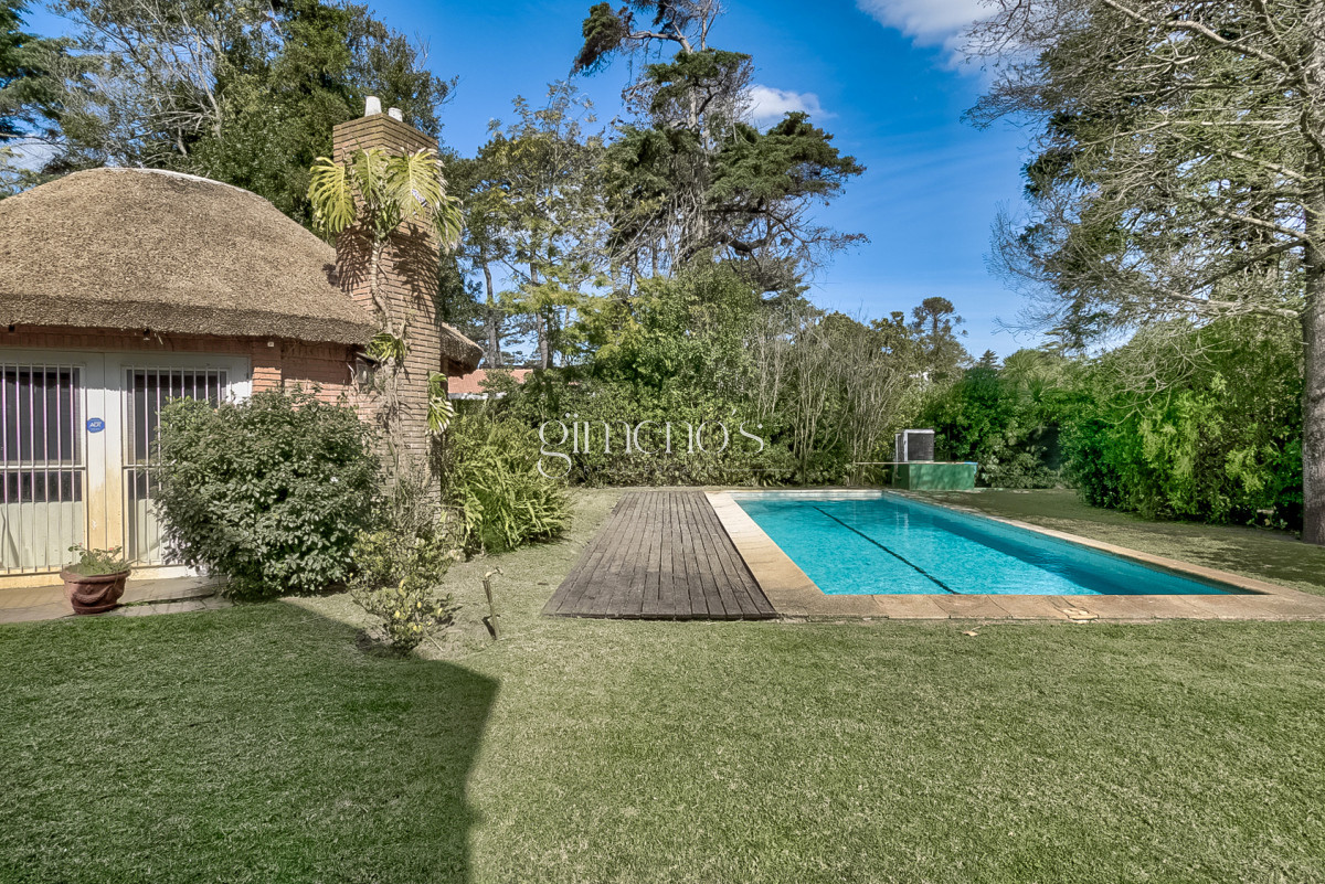 Casa ID.10 - Venta de Casa 4 Dormitorios en Mansa, Av Francia 
