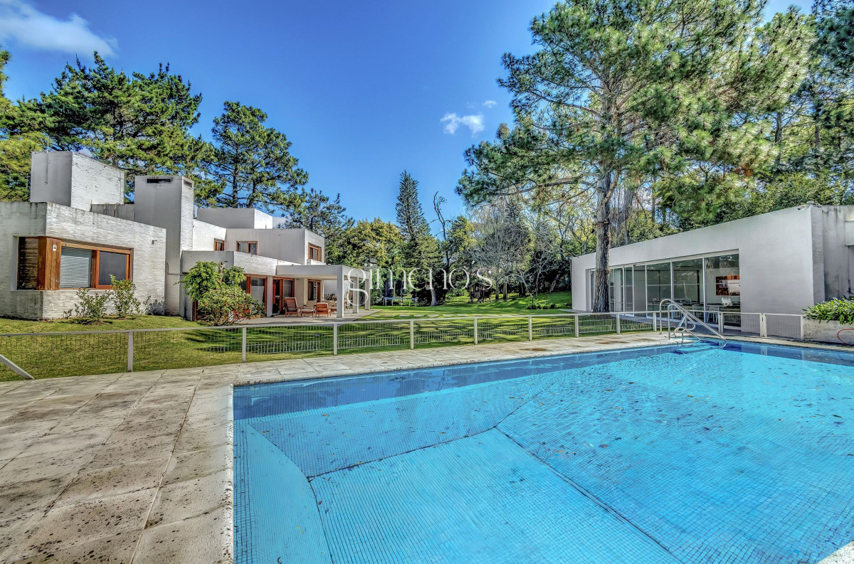 Casa ID.330 - Casa  en Venta 3 Dormitorios en el Barrio Golf Punta del Este - Playa Brava