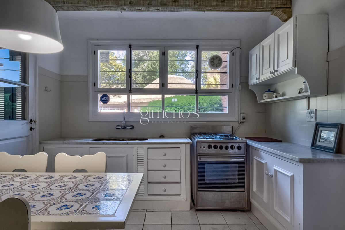 Casa ID.10 - Venta de Casa 4 Dormitorios en Mansa, Av Francia 