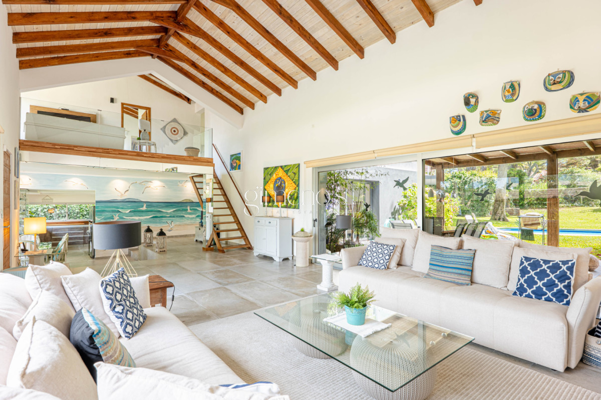 Casa ID.936 - Casa en Alquiler Anual - 5 Dormitorios en Suite - Barrio Golf - Punta del Este