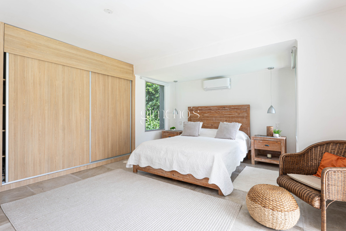 Casa ID.936 - Casa en Alquiler Anual - 5 Dormitorios en Suite - Barrio Golf - Punta del Este