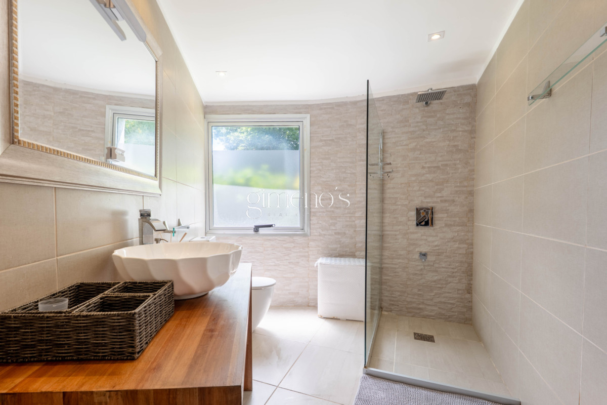 Casa ID.936 - Casa en Alquiler Anual - 5 Dormitorios en Suite - Barrio Golf - Punta del Este