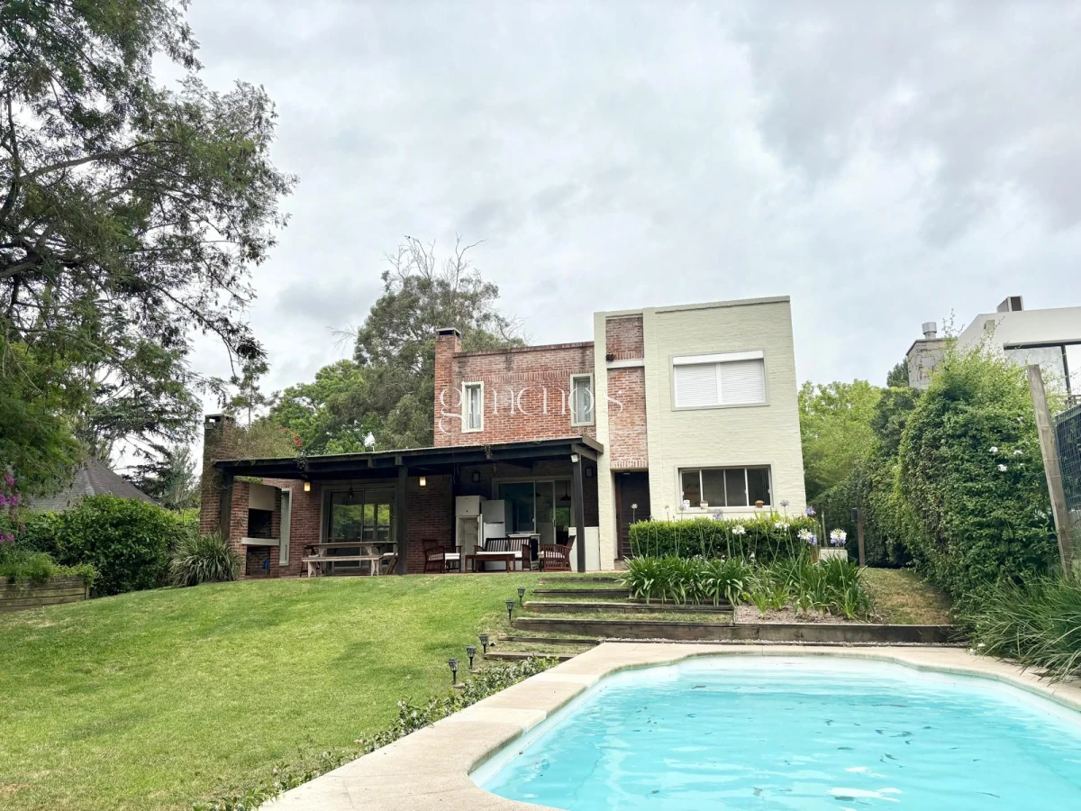 Casa ID.672 - Casa en Venta de 4 Dormitorios - Pinares
