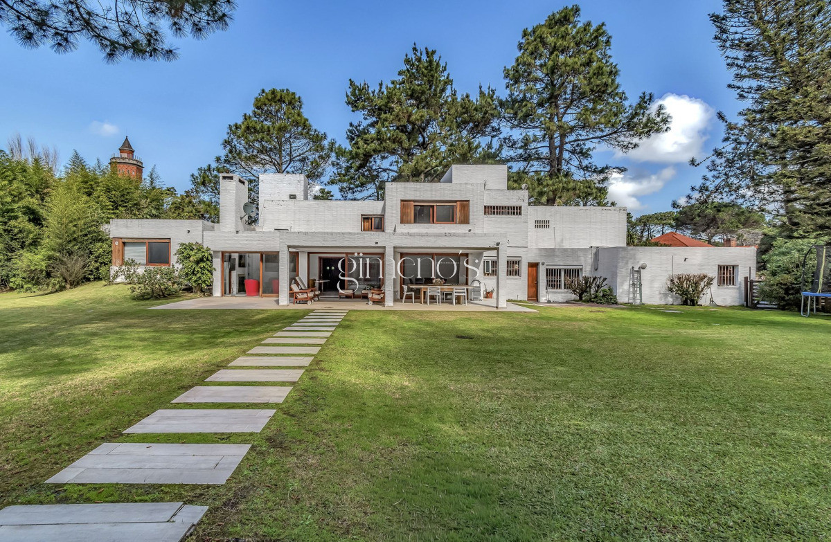 Casa ID.330 - Casa  en Venta 3 Dormitorios en el Barrio Golf Punta del Este - Playa Brava