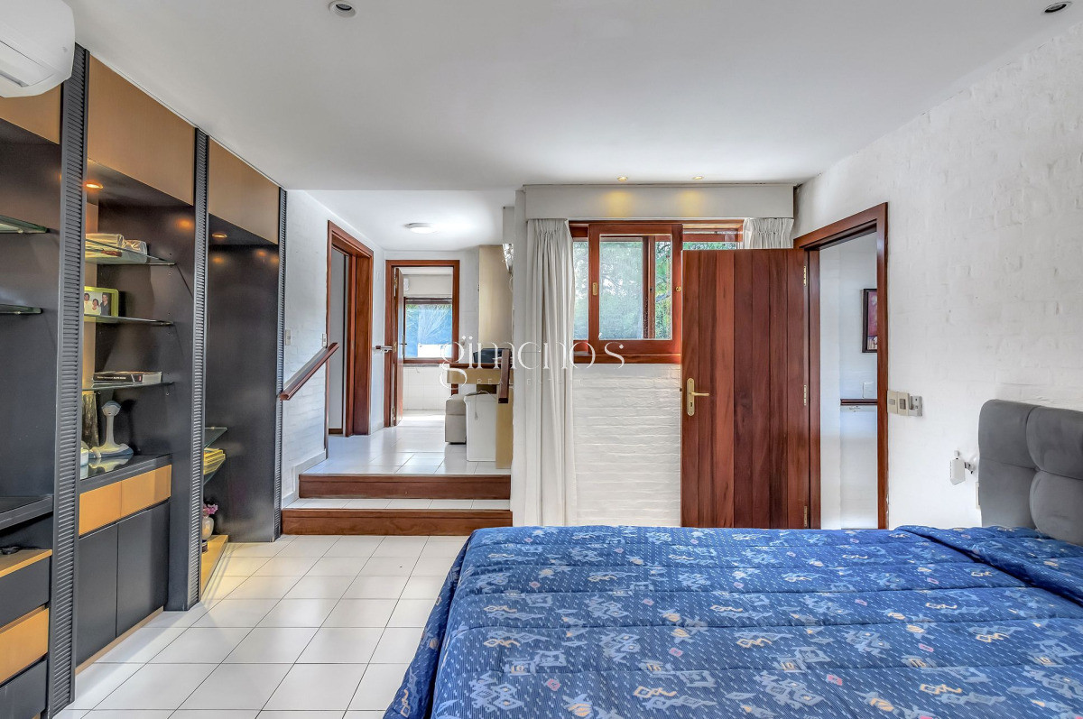 Casa ID.330 - Casa  en Venta 3 Dormitorios en el Barrio Golf Punta del Este - Playa Brava