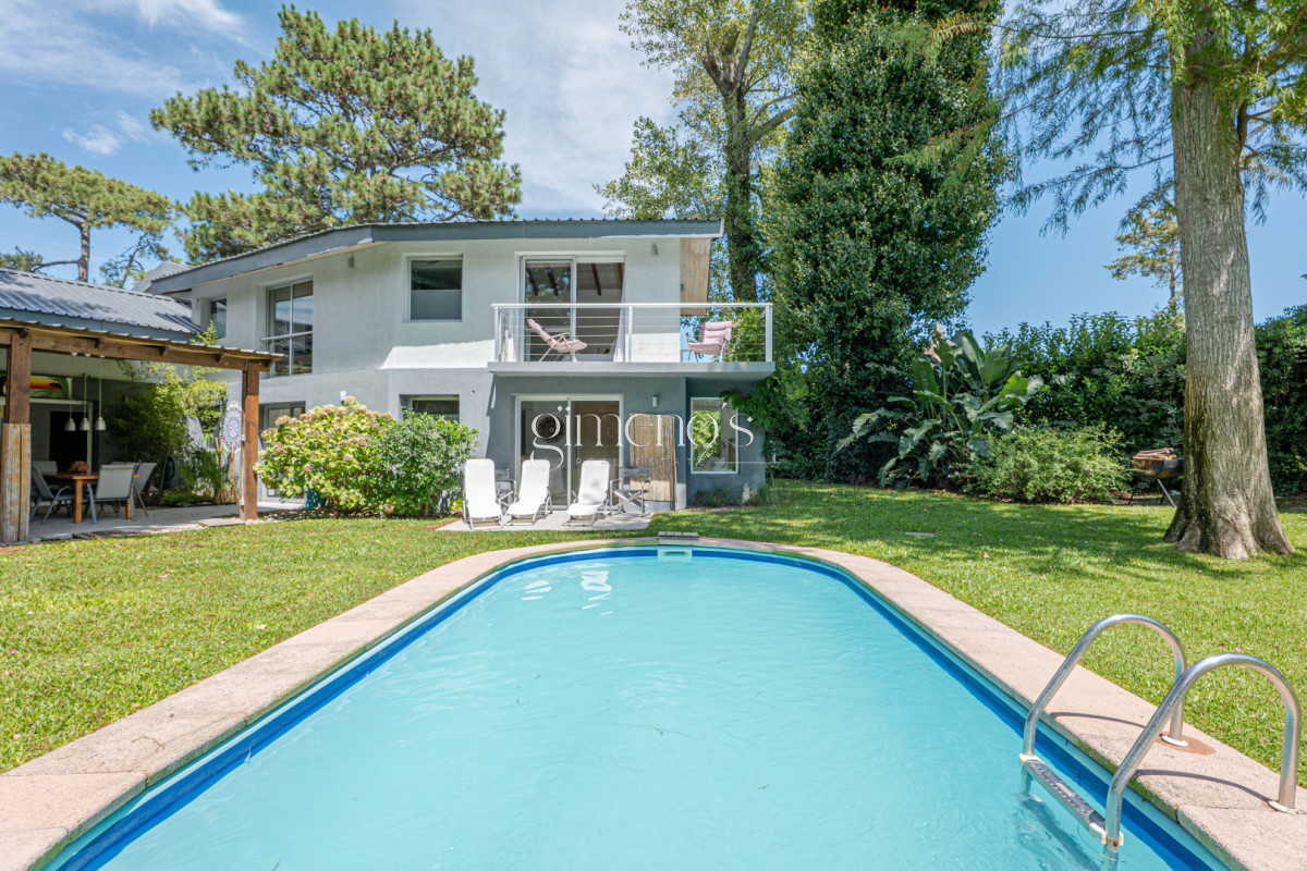 Casa ID.936 - Casa en Alquiler Anual - 5 Dormitorios en Suite - Barrio Golf - Punta del Este