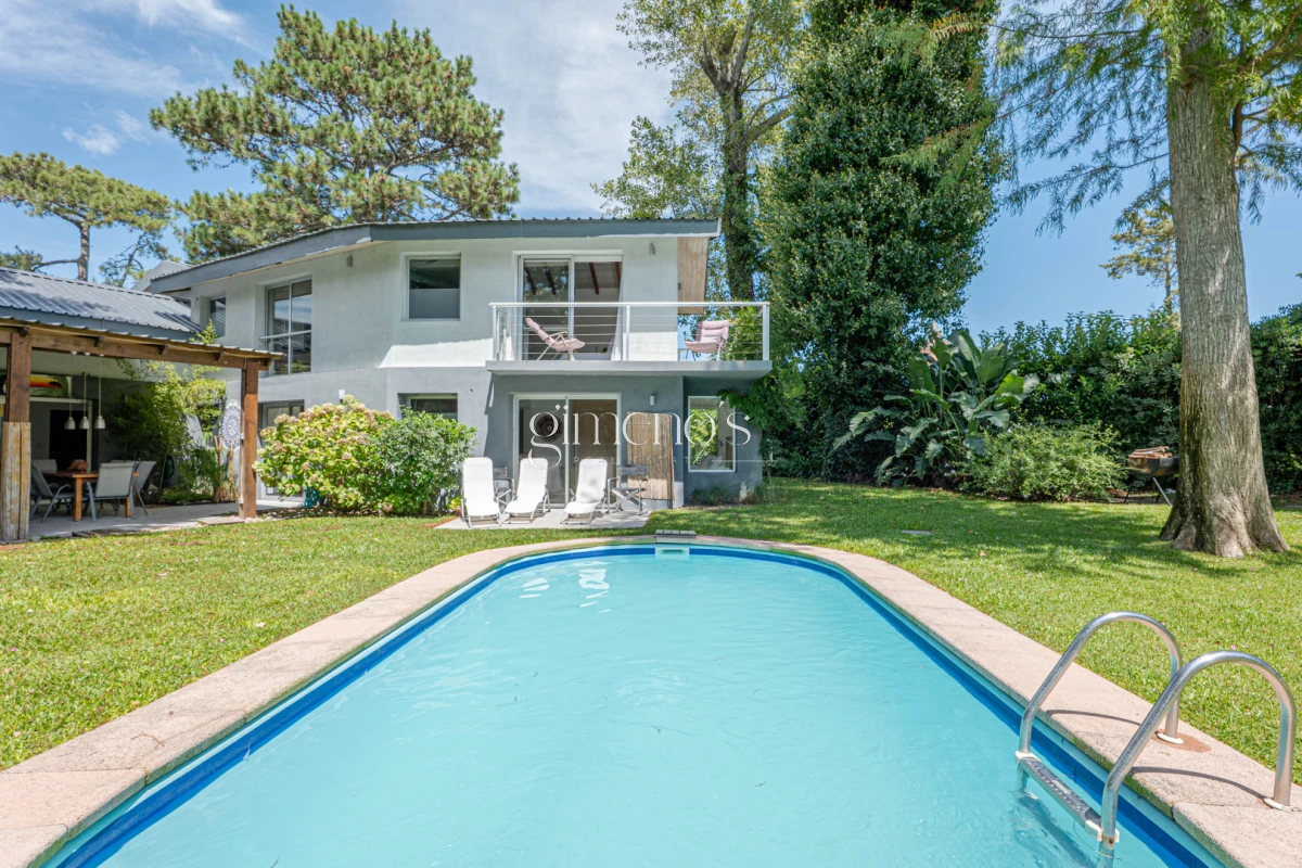 Casa ID.936 - Casa en Alquiler Anual - 5 Dormitorios en Suite - Barrio Golf - Punta del Este