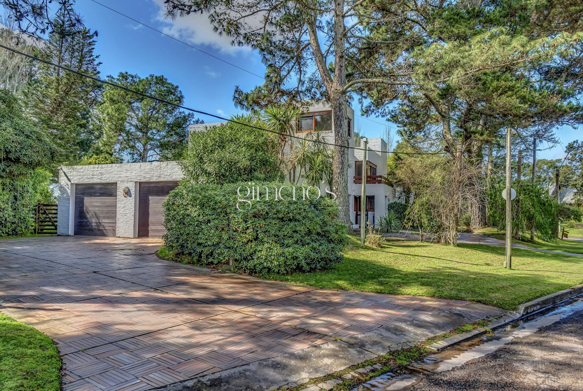 Casa ID.330 - Casa  en Venta 3 Dormitorios en el Barrio Golf Punta del Este - Playa Brava