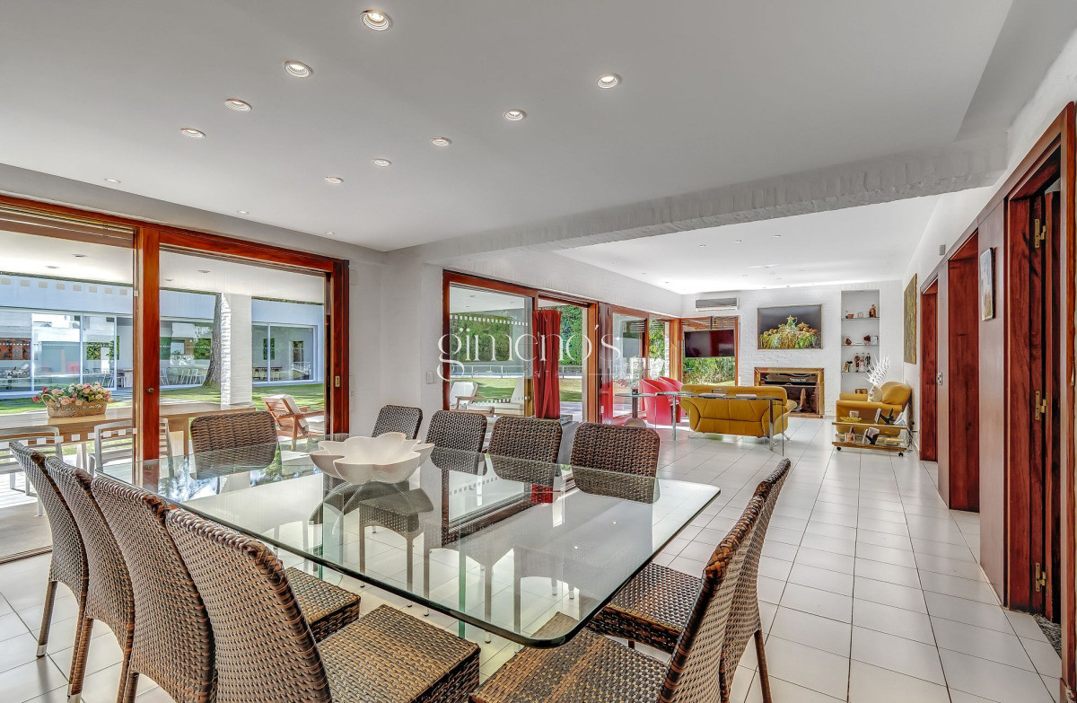 Casa ID.330 - Casa  en Venta 3 Dormitorios en el Barrio Golf Punta del Este - Playa Brava