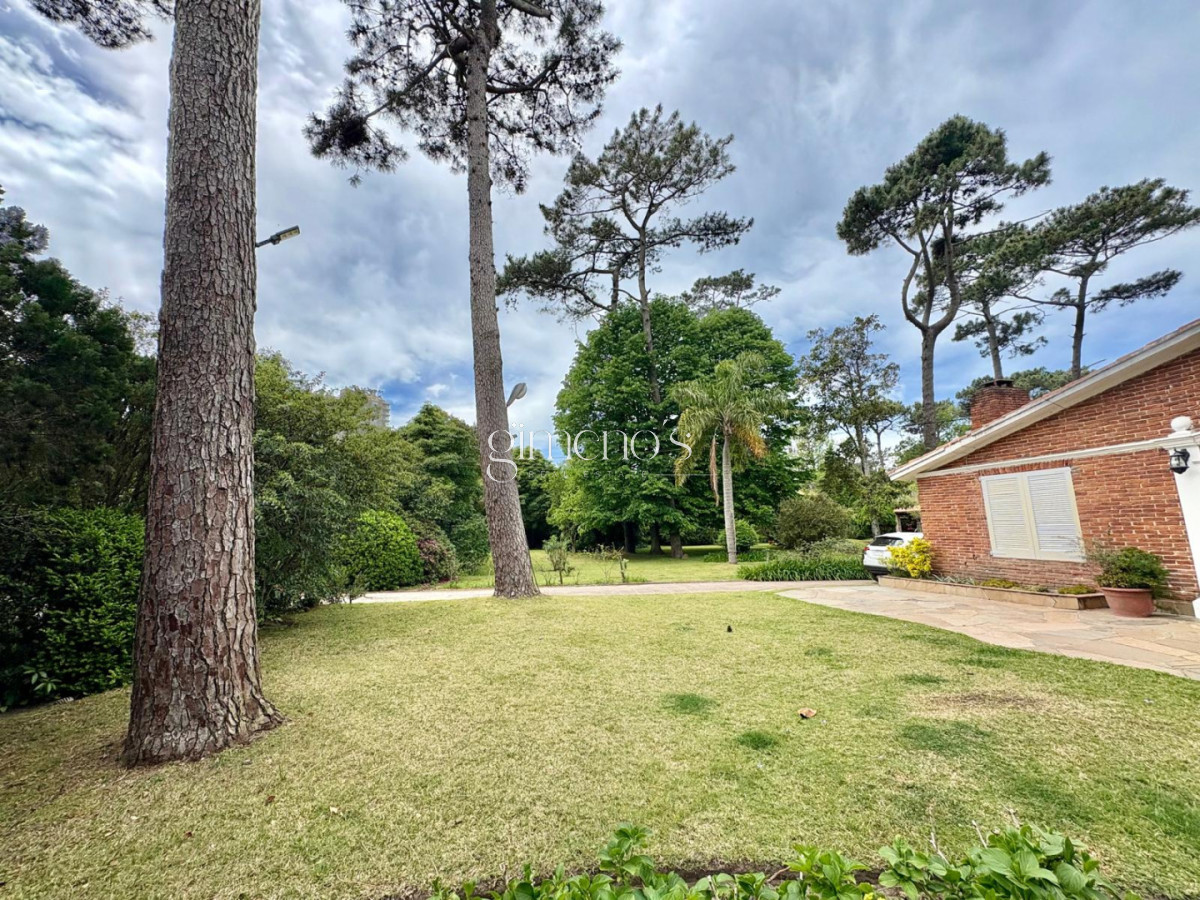 Casa ID.496 - Casa en Venta, 5 Dormitorios- Punta del Este - Playa Mansa