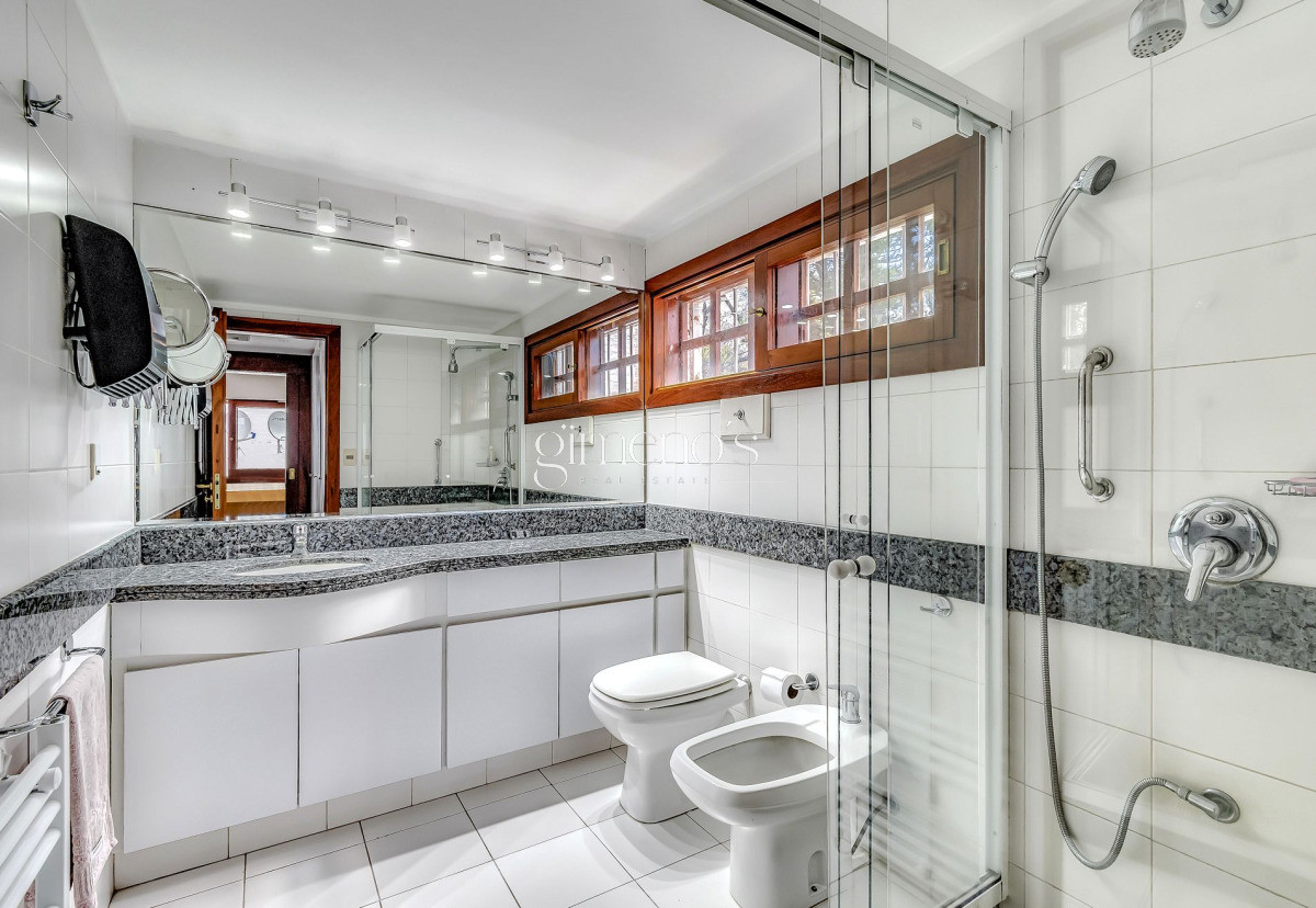 Casa ID.330 - Casa  en Venta 3 Dormitorios en el Barrio Golf Punta del Este - Playa Brava