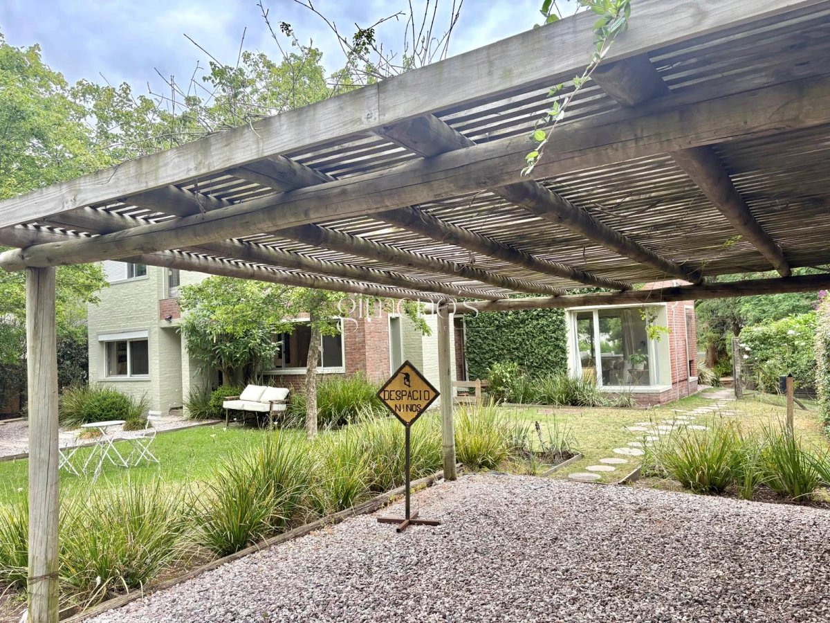 Casa ID.672 - Casa en Venta de 4 Dormitorios - Pinares