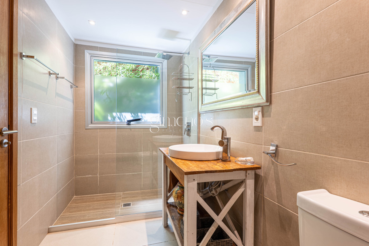 Casa ID.936 - Casa en Alquiler Anual - 5 Dormitorios en Suite - Barrio Golf - Punta del Este