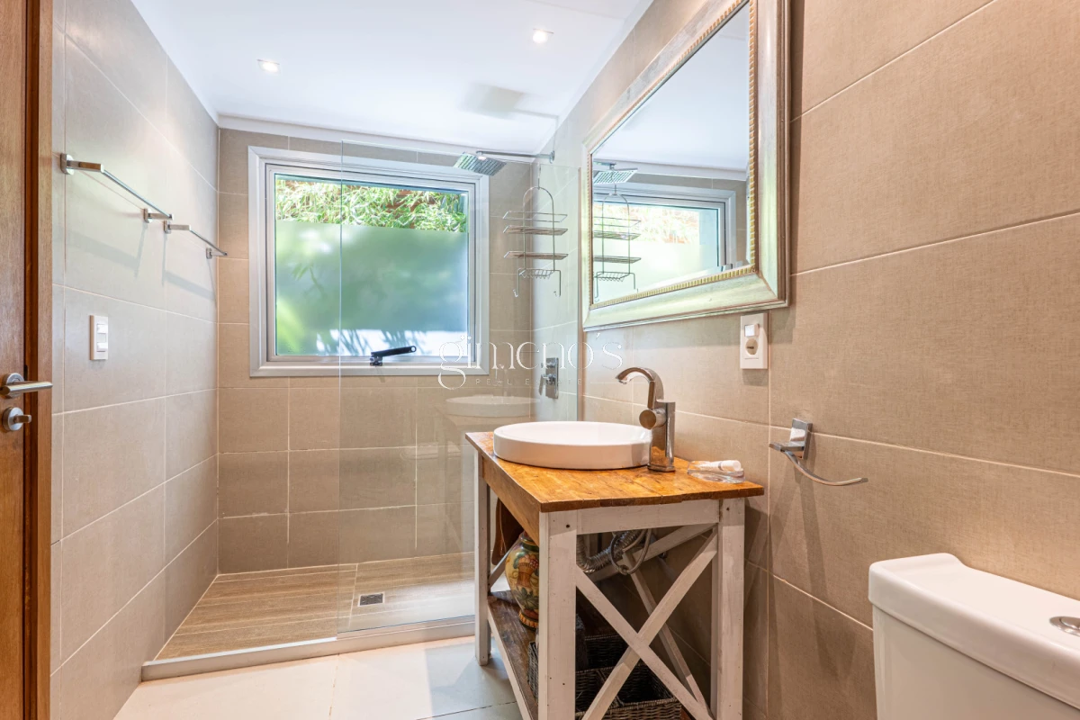 Casa ID.936 - Casa en Alquiler Anual - 5 Dormitorios en Suite - Barrio Golf - Punta del Este