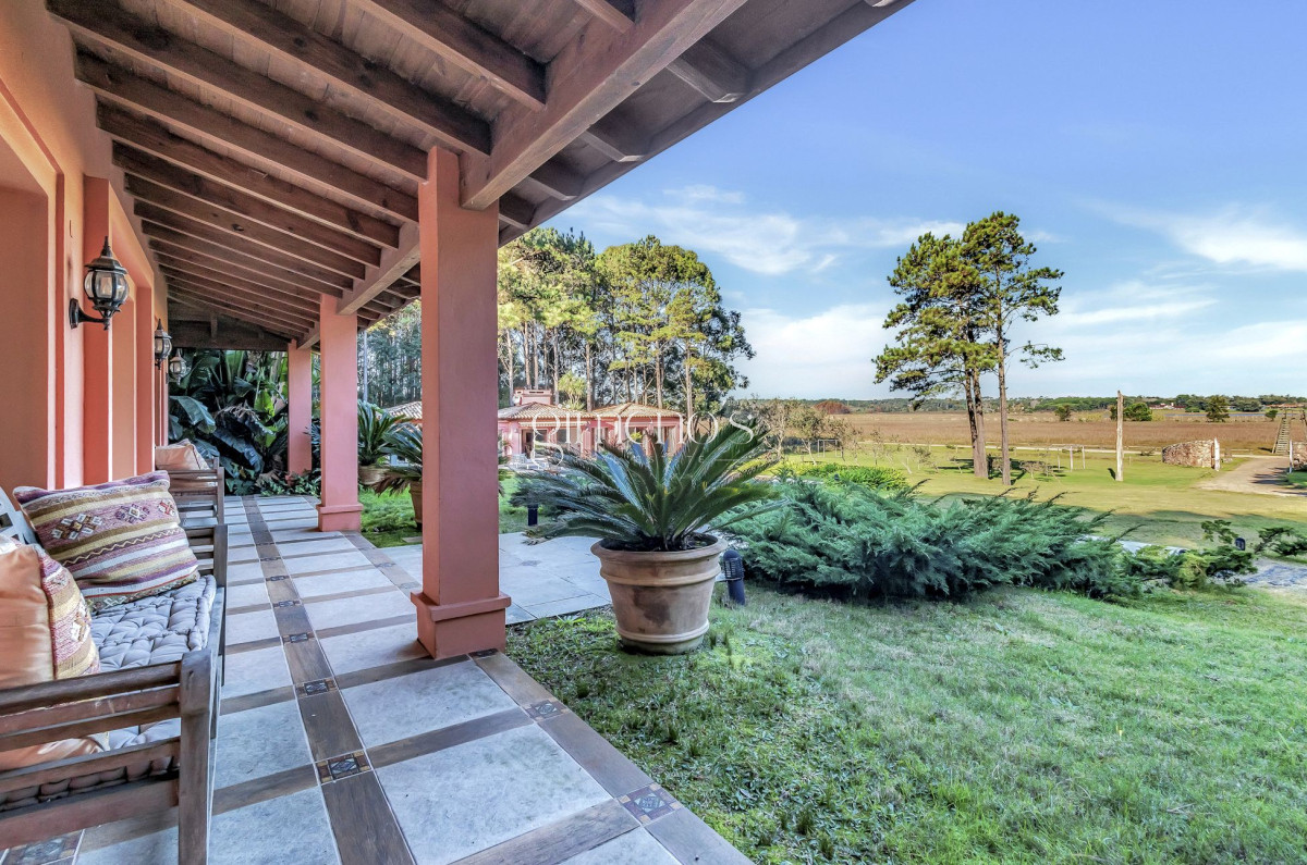 Casa ID.303 - Casa en Venta 4 Dormitorios - Laguna del Diario - Punta del Este 