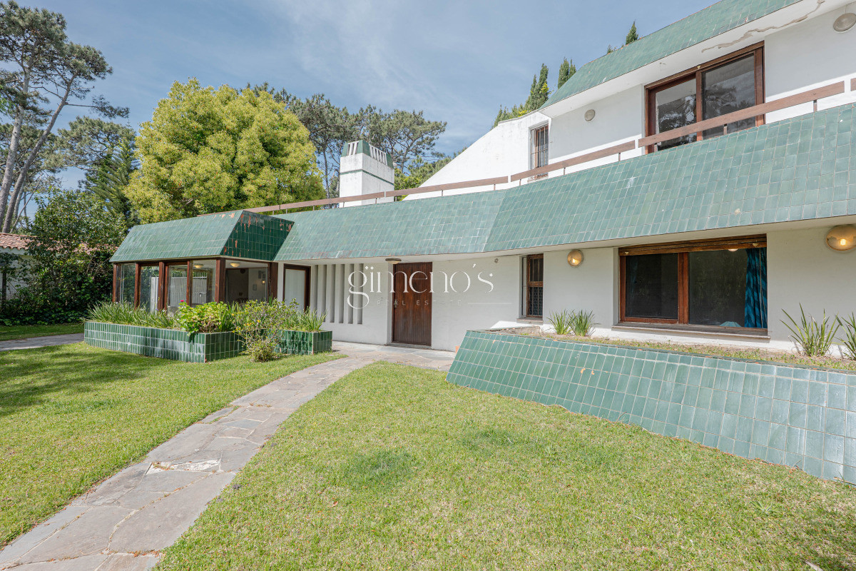 Casa ID.440 - Casa en Venta, 5 Dormitorios - Punta del Este -  Playa Mansa