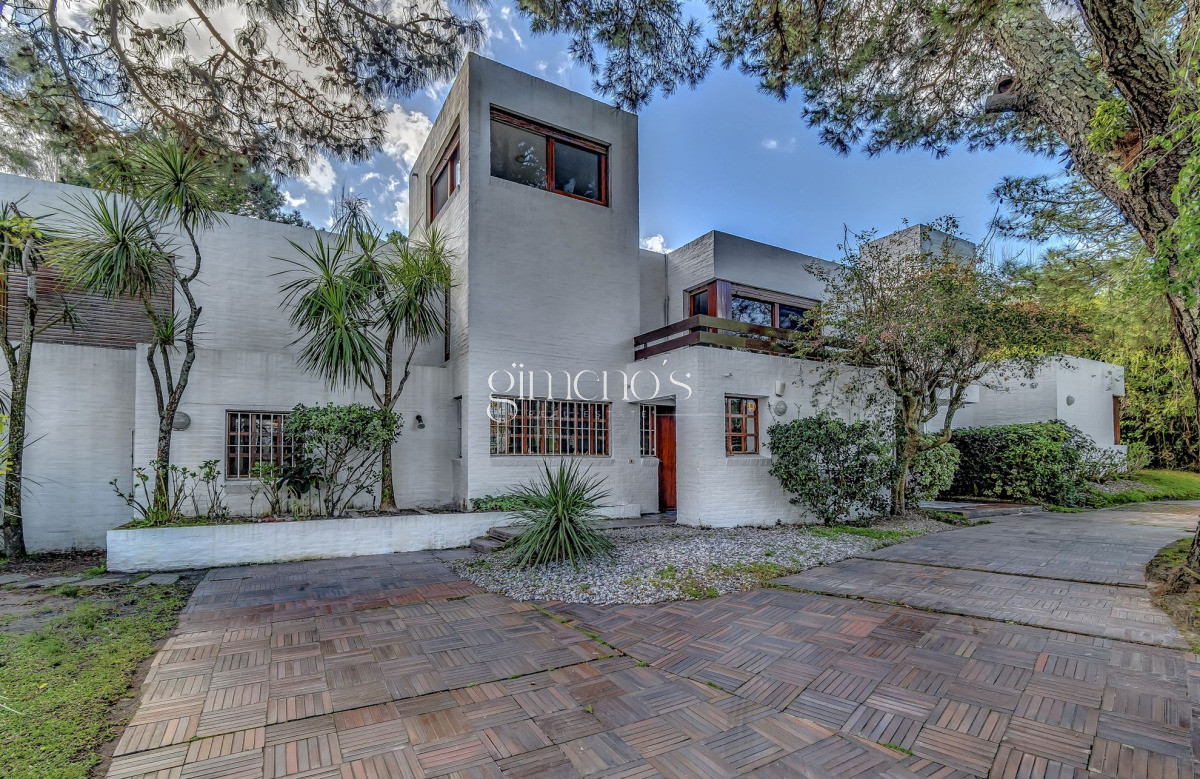 Casa ID.330 - Casa  en Venta 3 Dormitorios en el Barrio Golf Punta del Este - Playa Brava