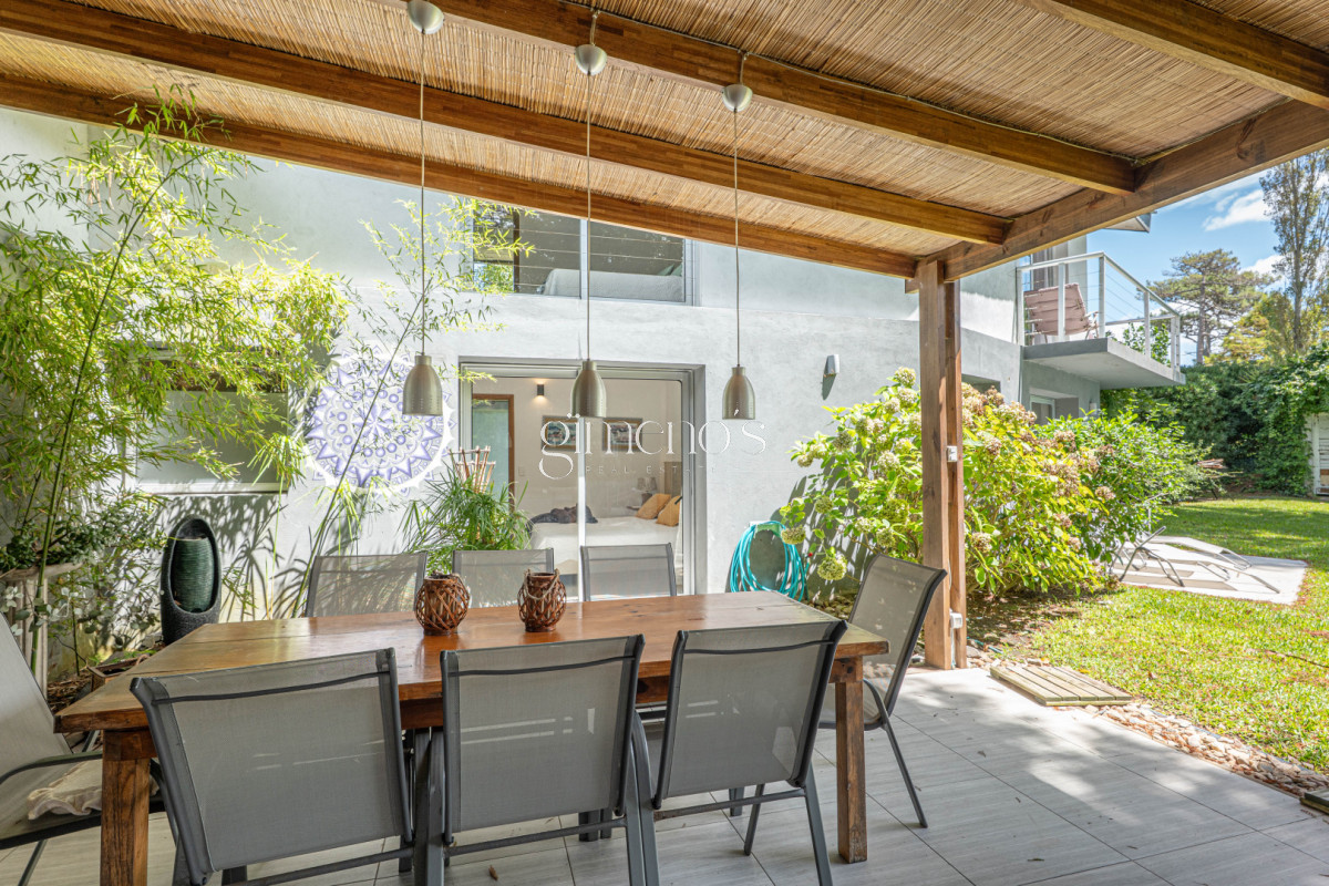 Casa ID.936 - Casa en Alquiler Anual - 5 Dormitorios en Suite - Barrio Golf - Punta del Este