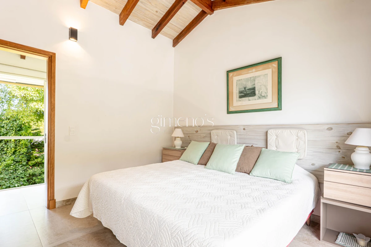 Casa ID.936 - Casa en Alquiler Anual - 5 Dormitorios en Suite - Barrio Golf - Punta del Este