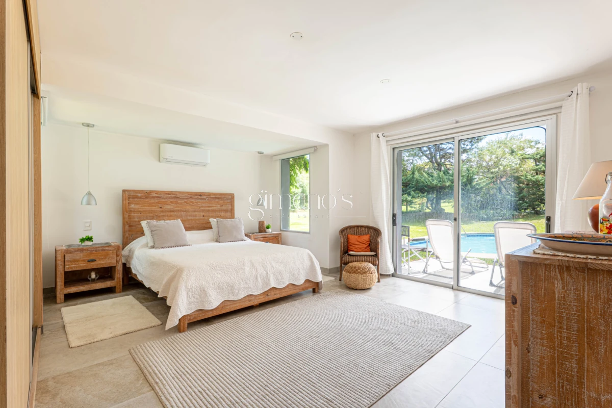 Casa ID.936 - Casa en Alquiler Anual - 5 Dormitorios en Suite - Barrio Golf - Punta del Este