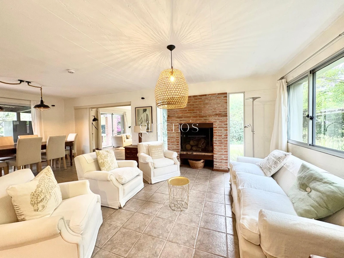 Casa ID.672 - Casa en Venta de 4 Dormitorios - Pinares