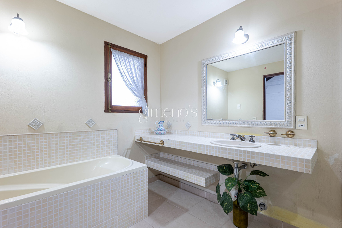 Casa ID.182 - Casa en Venta 3 Dormitorios - Punta del Este- Cantegril