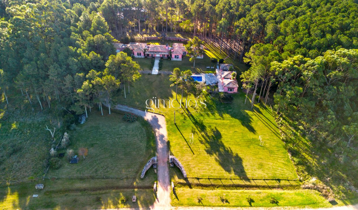 Casa ID.303 - Casa en Venta 4 Dormitorios - Laguna del Diario - Punta del Este 