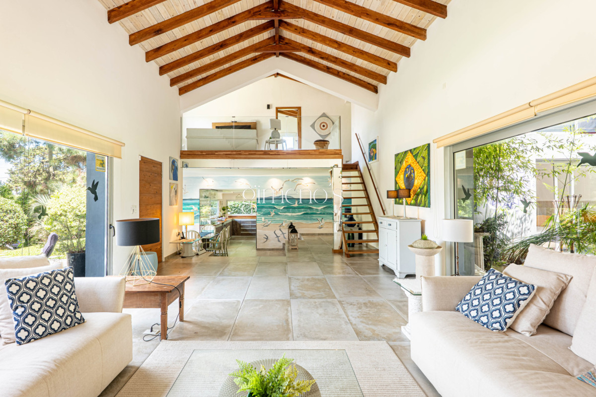 Casa ID.936 - Casa en Alquiler Anual - 5 Dormitorios en Suite - Barrio Golf - Punta del Este