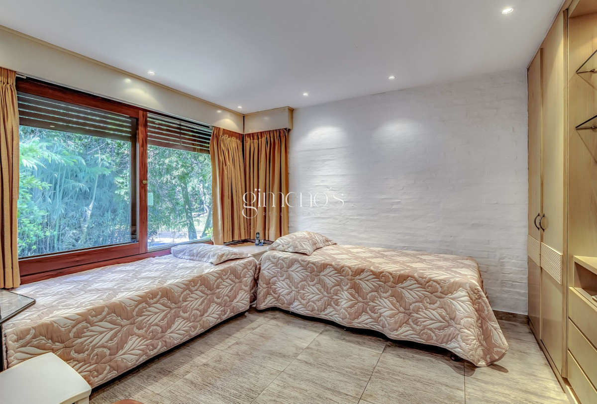 Casa ID.330 - Casa  en Venta 3 Dormitorios en el Barrio Golf Punta del Este - Playa Brava