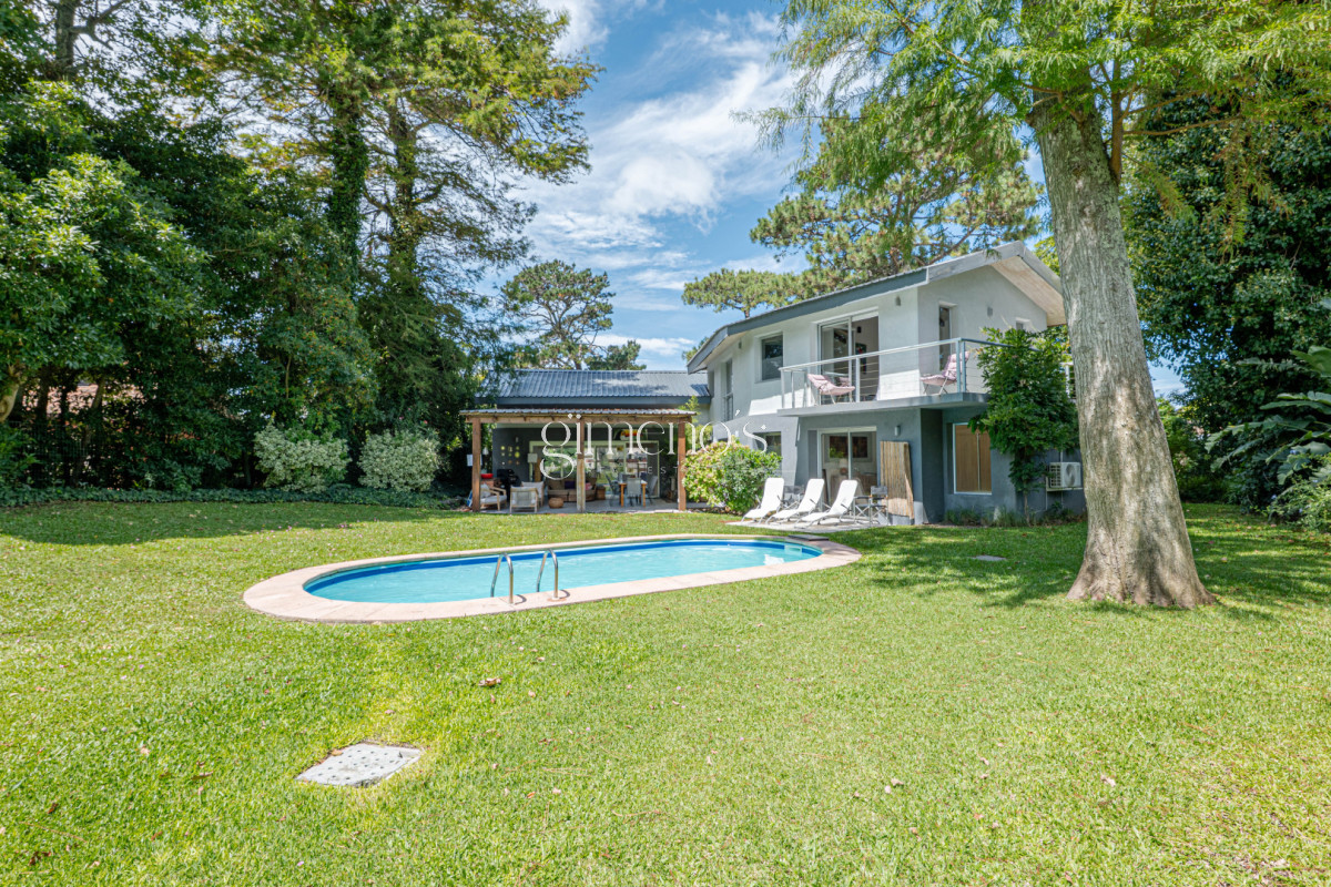 Casa ID.936 - Casa en Alquiler Anual - 5 Dormitorios en Suite - Barrio Golf - Punta del Este