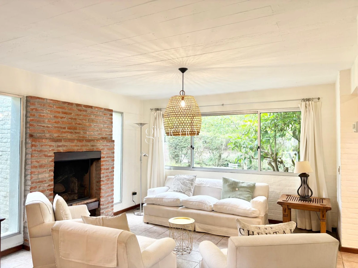 Casa ID.672 - Casa en Venta de 4 Dormitorios - Pinares