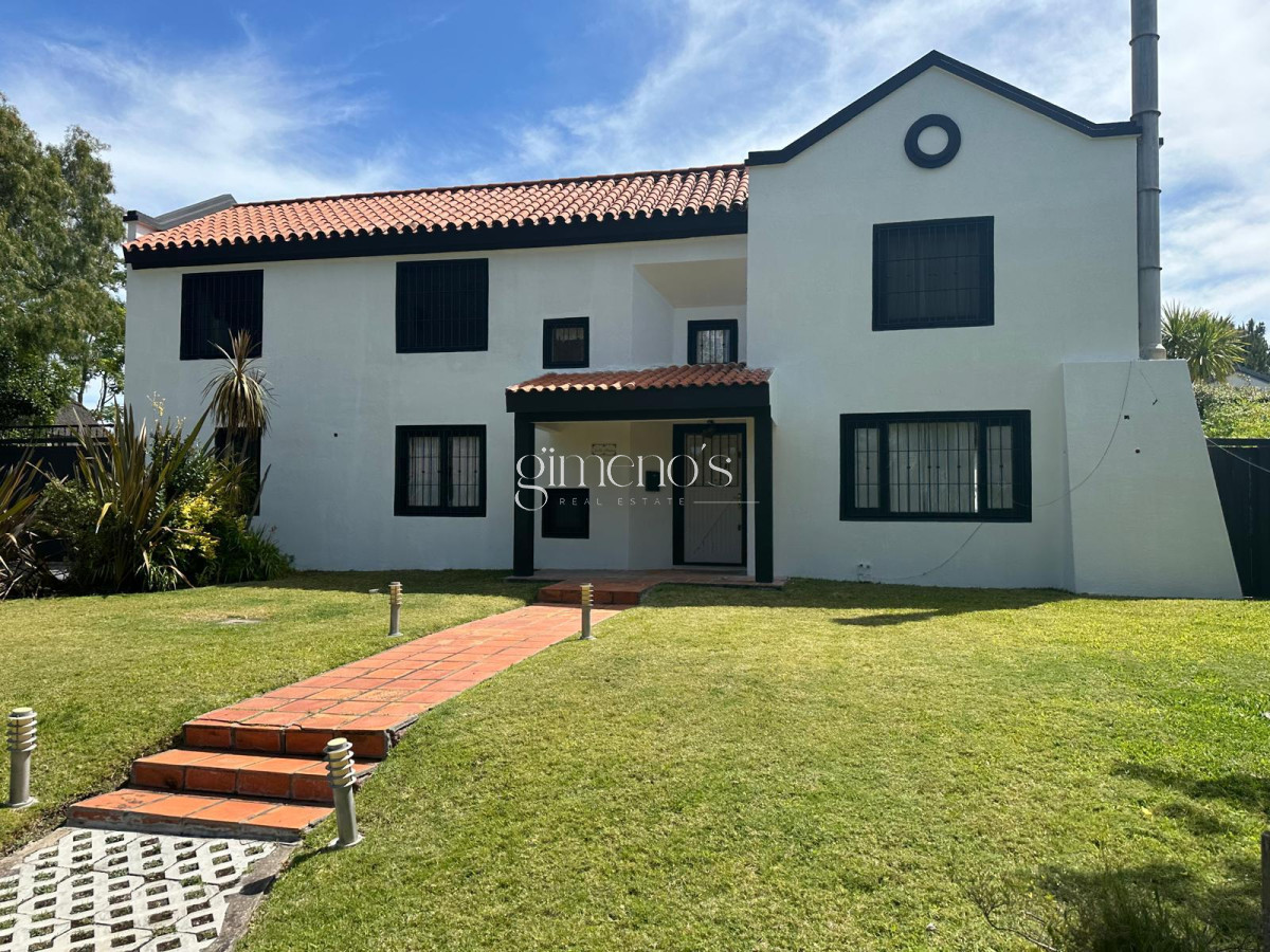 Casa ID.352 - Casa Tradicional en Alquiler de Verano - Playa Brava, Punta del Este